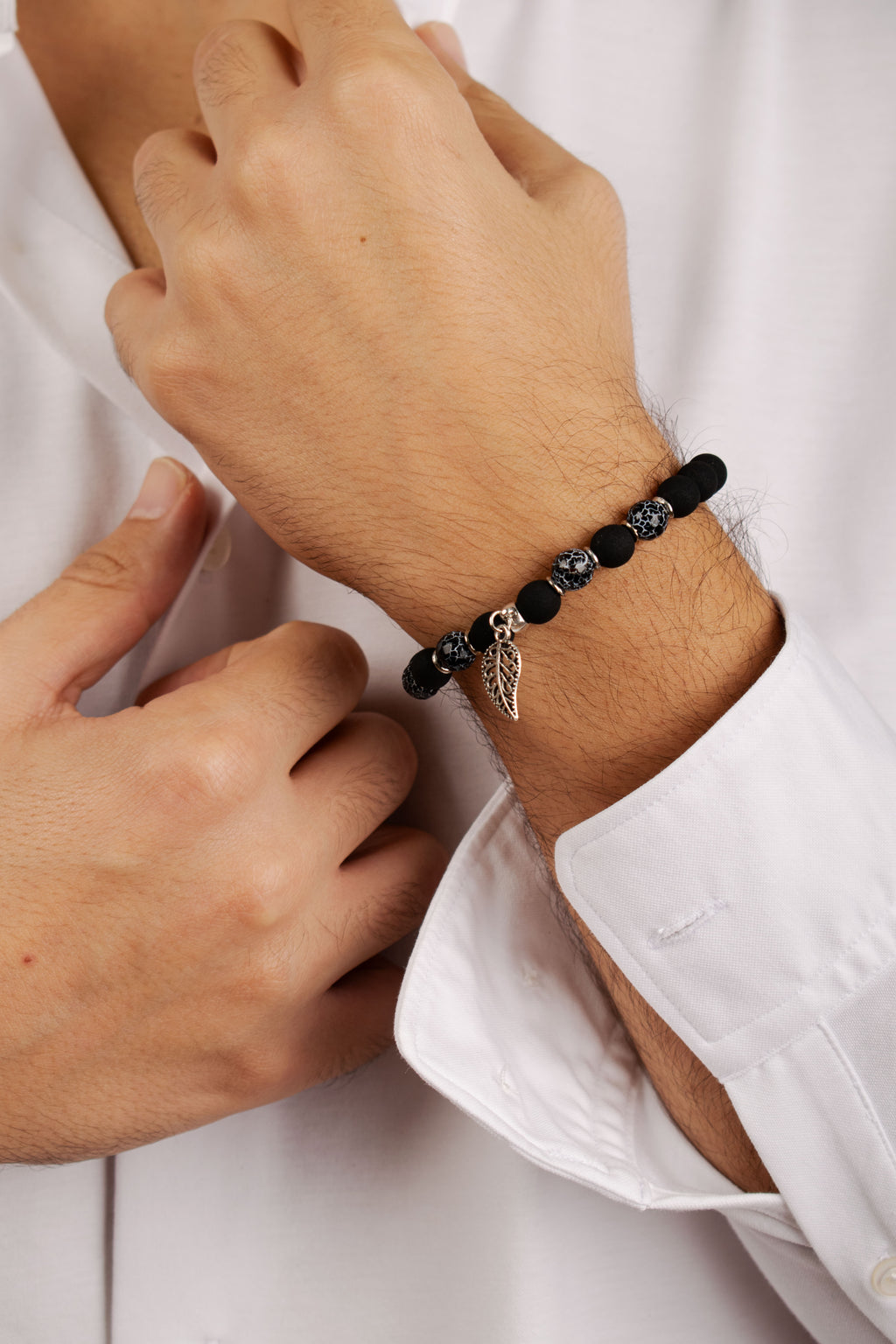 Modella indossa bracciale pietre naturali foglia Giamas - gioielli made in Italy