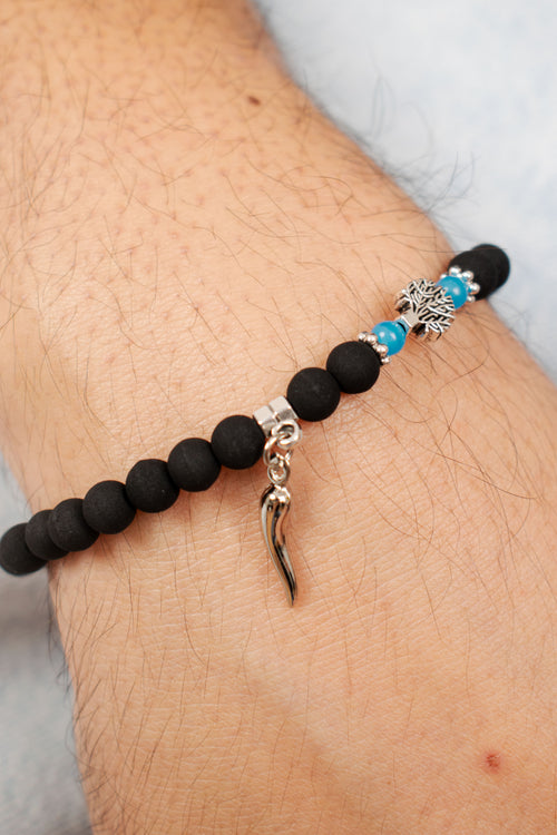 Modella indossa bracciale pietre naturali albero della vita e cornetto portafortuna - gioiello artigianale