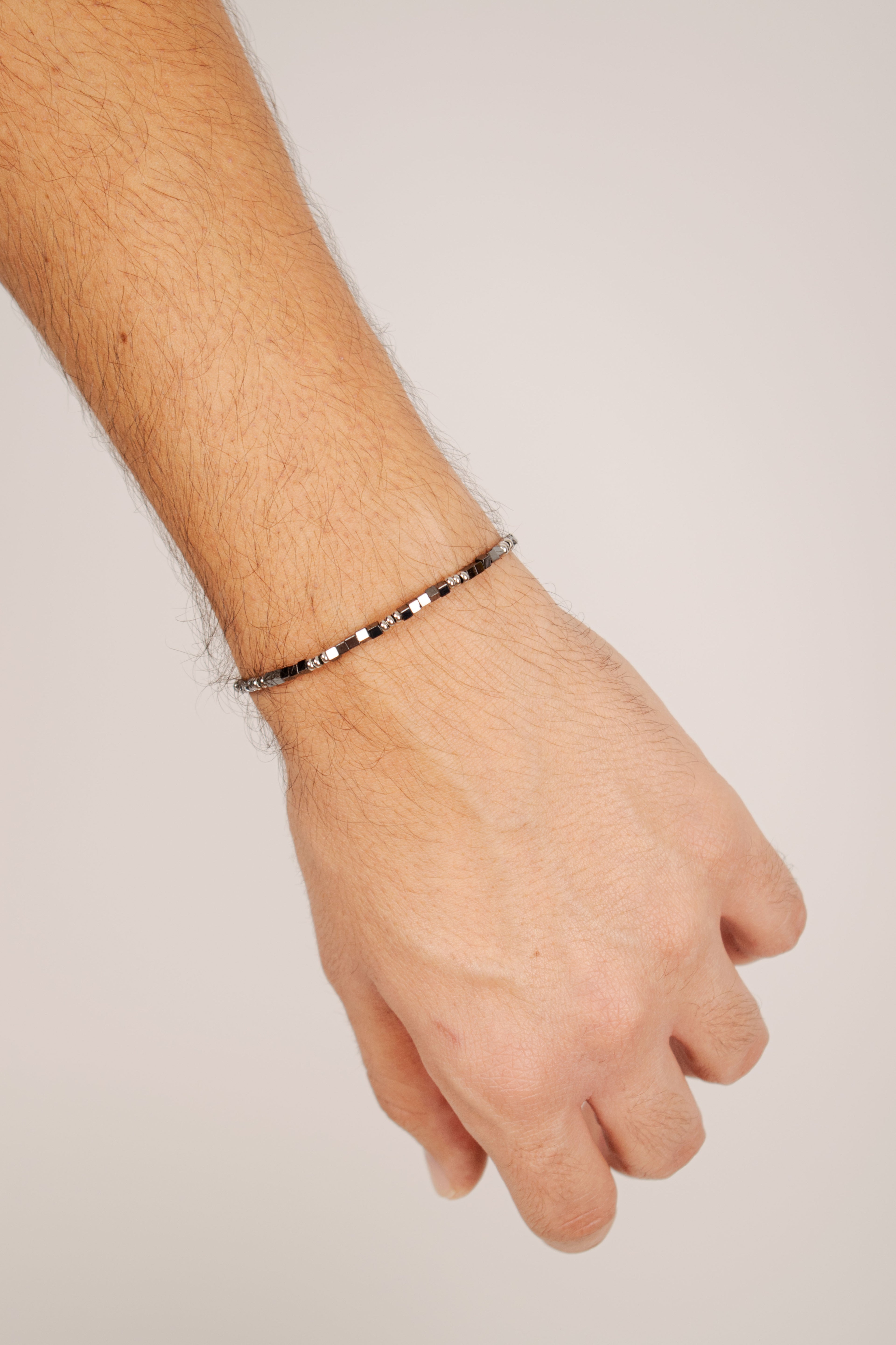 Modello indossa bracciale ematite cubetti Giamas - gioielli artigianali italiani