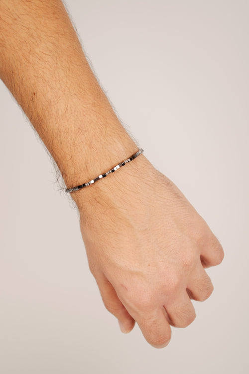 Modello indossa bracciale ematite cubetti Giamas - gioielli artigianali italiani