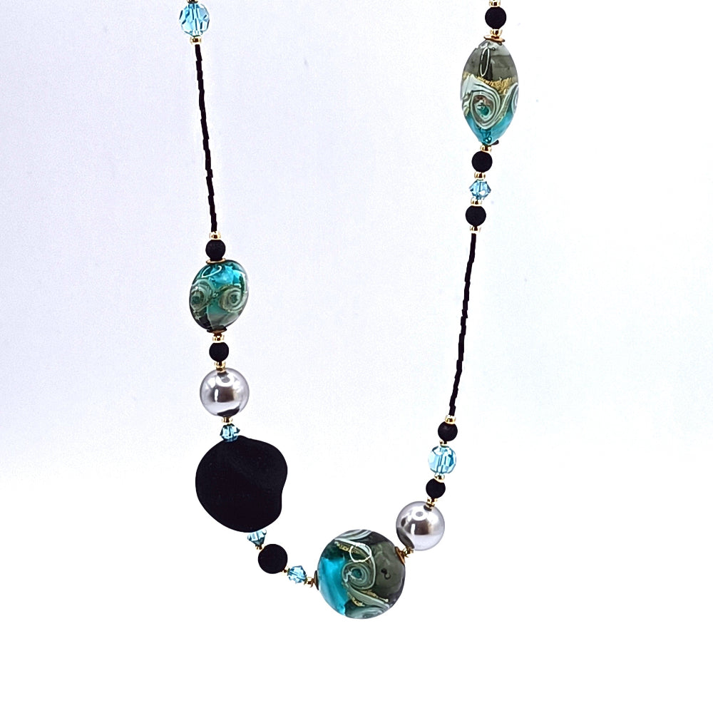 Collana elegante con vetro di Murano veneziano e pietra lavica sintetizzata