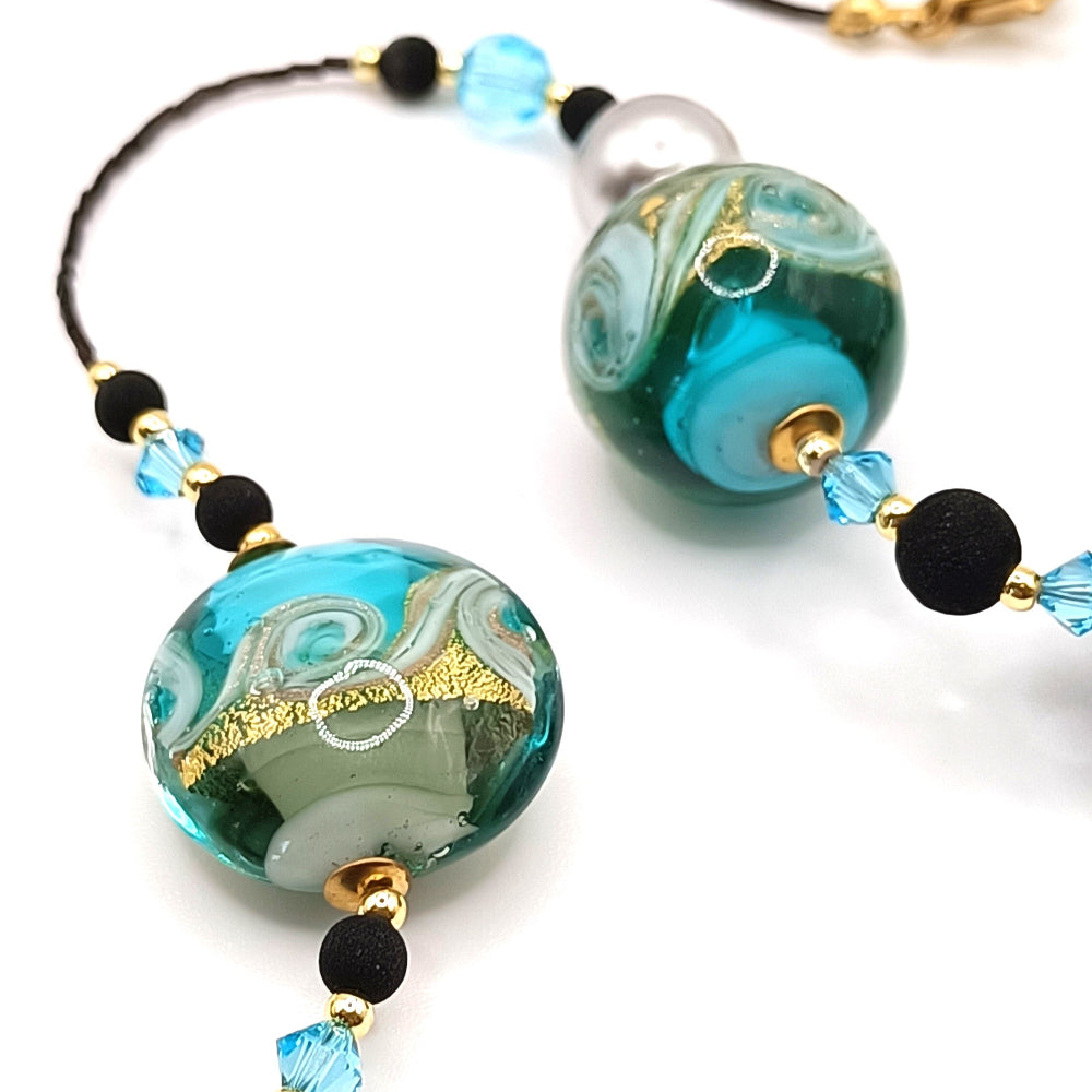 Dettaglio collana con perle in vetro di Murano e cristallo perlato - made in Italy