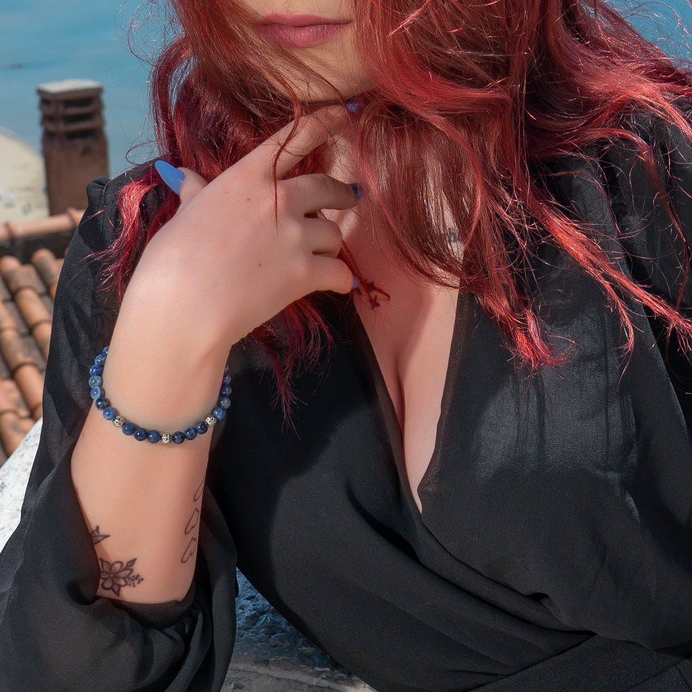 Modella con bracciale perle blu e dettagli argento by ungioielloperte.com