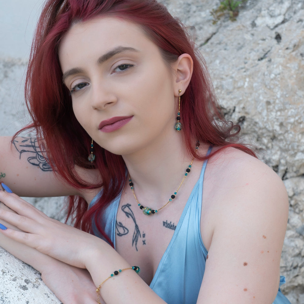 Modella con set collana, bracciale e orecchini di vetro di Murano by ungioielloperte