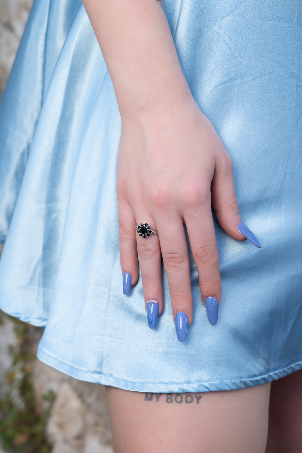 Modella indossa anello con cristalli Swarovski neri a forma di fiore su ungioielloperte.com
