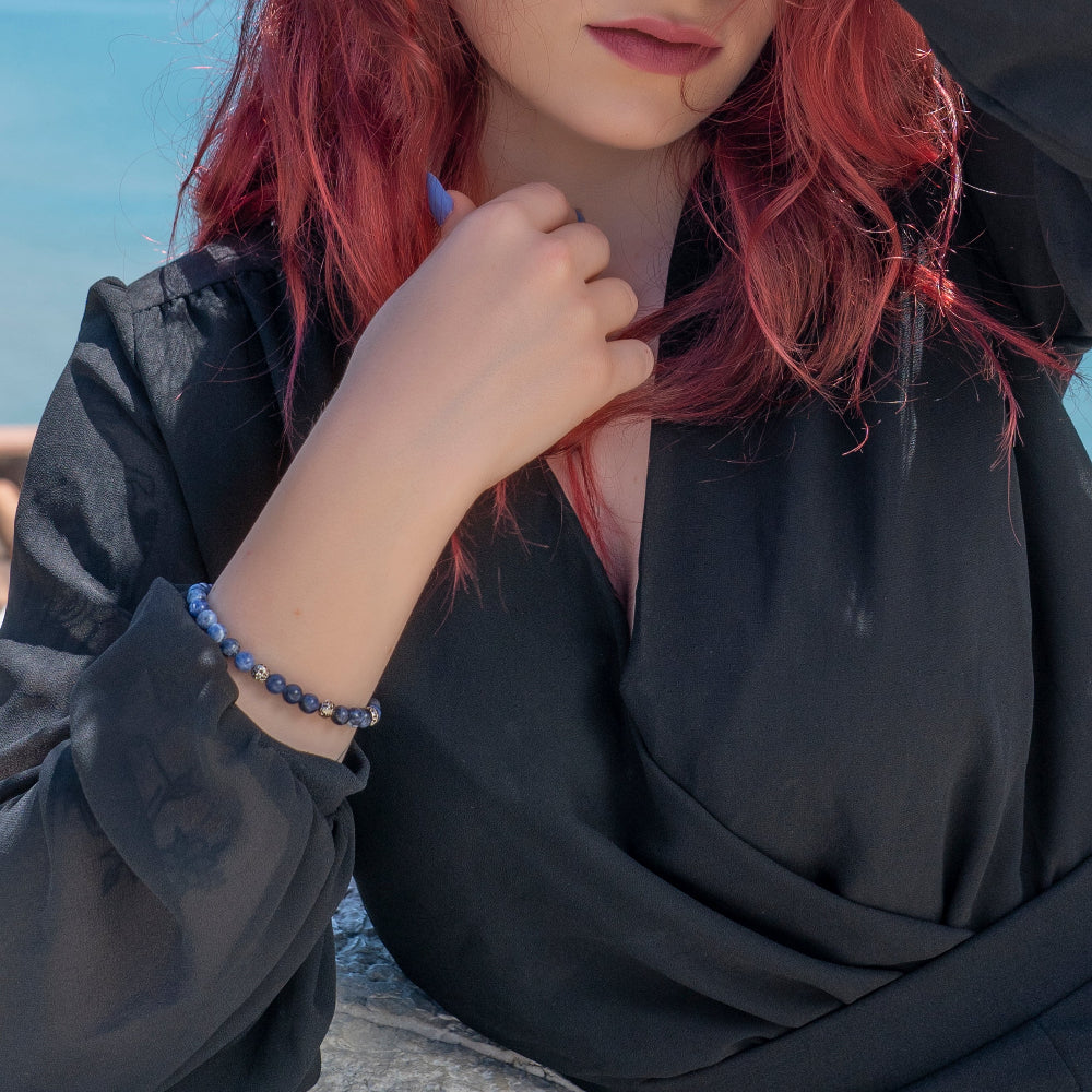 Modella indossa bracciale con perle blu su ungioielloperte.com