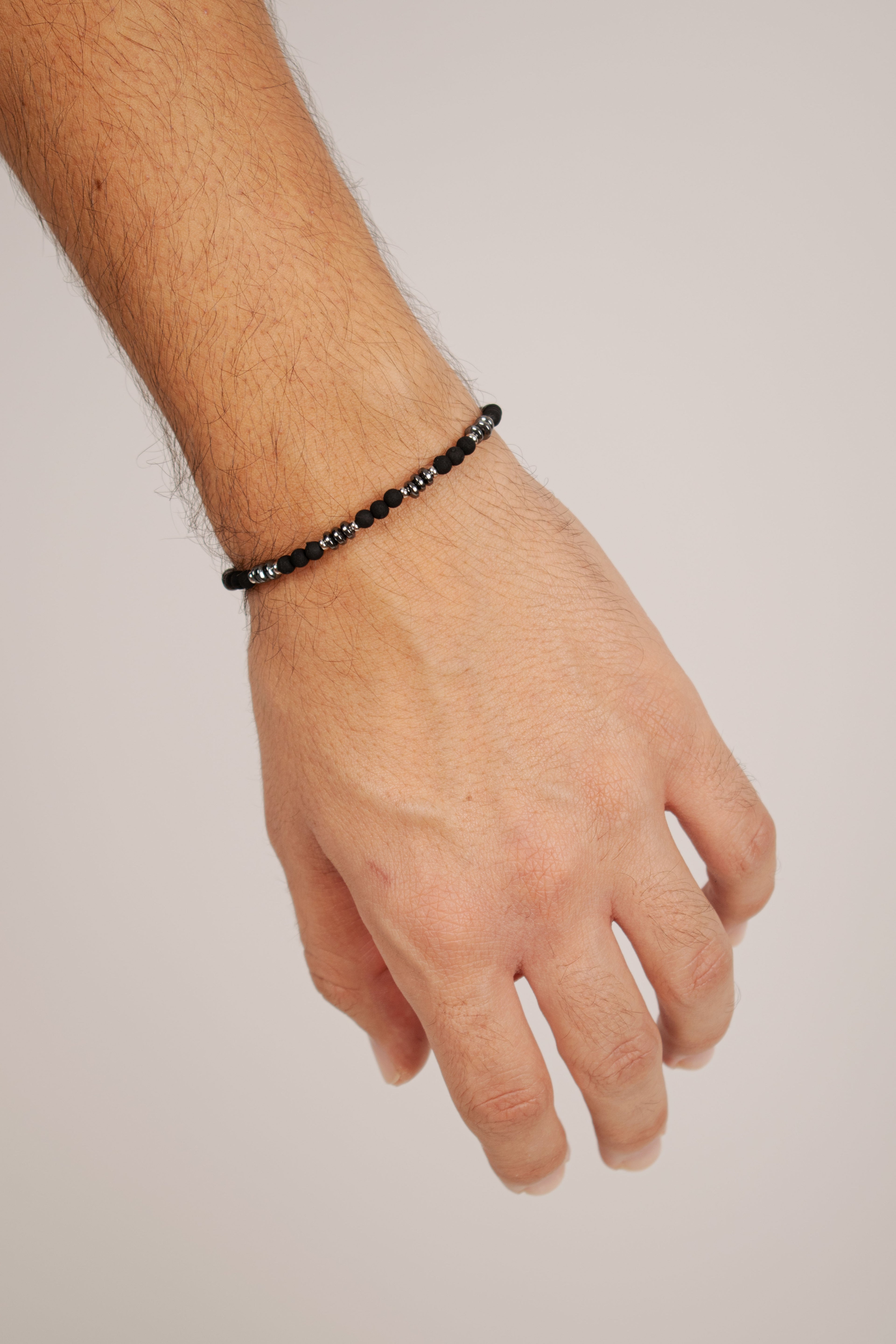 Modello indossa bracciale pietre laviche nere ematite Giamas - gioielli made in Ital