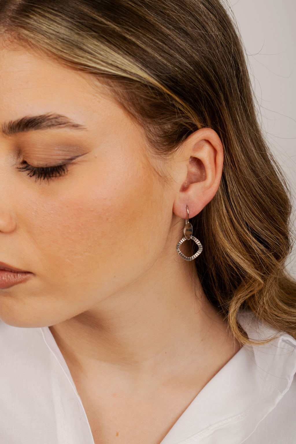 Modella indossa orecchini argento 925 Giamas - gioielli artigianali italiani