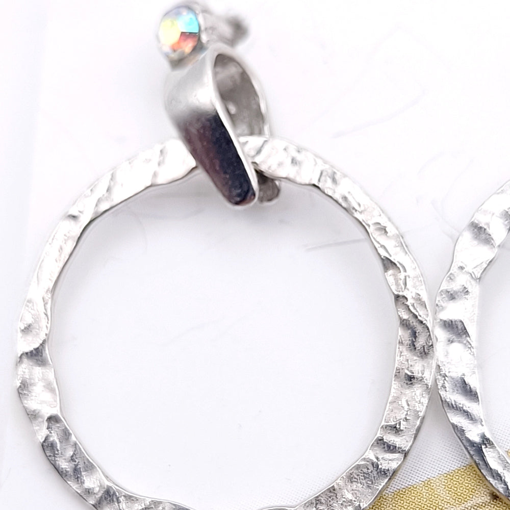 Orecchini argento cerchio Swarovski artigianali Giamas Made in Italy - dettaglio lavorazione martellata