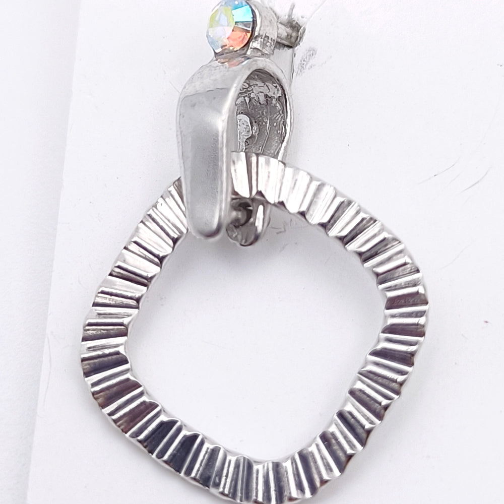 Particolare orecchini argento 925 cerchi martellati e cristallo Swarovski - artigianato italiano