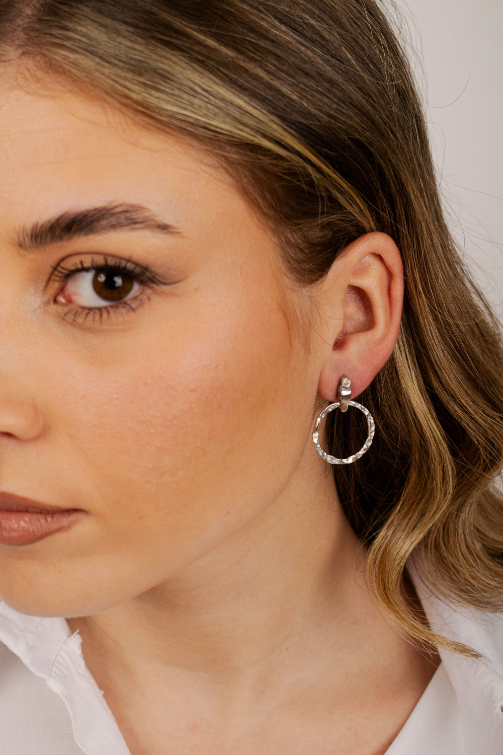 Orecchini a cerchio argento 925 con cristallo Swarovski Giamas - particolare design elegante