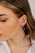 Orecchini cerchio argento martellato Swarovski Giamas - close-up cristallo e finitura artigianale