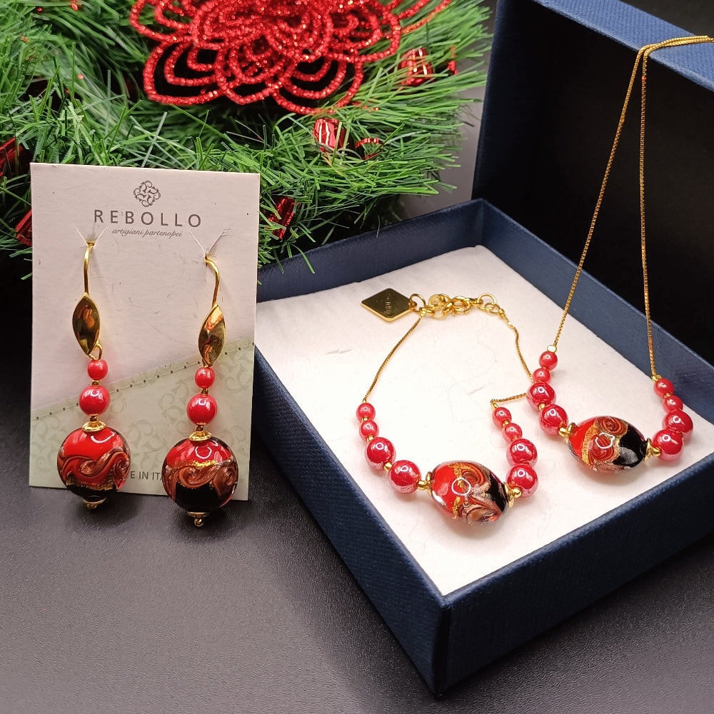 Set di gioielli artigianali in vetro di Murano rosso, composto da collana, orecchini e bracciale, perfetto come idea regalo.