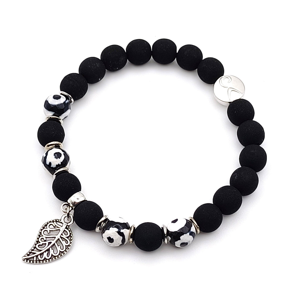 Uomo indossa bracciale pietre dure ciondolo foglia Giamas - design naturale