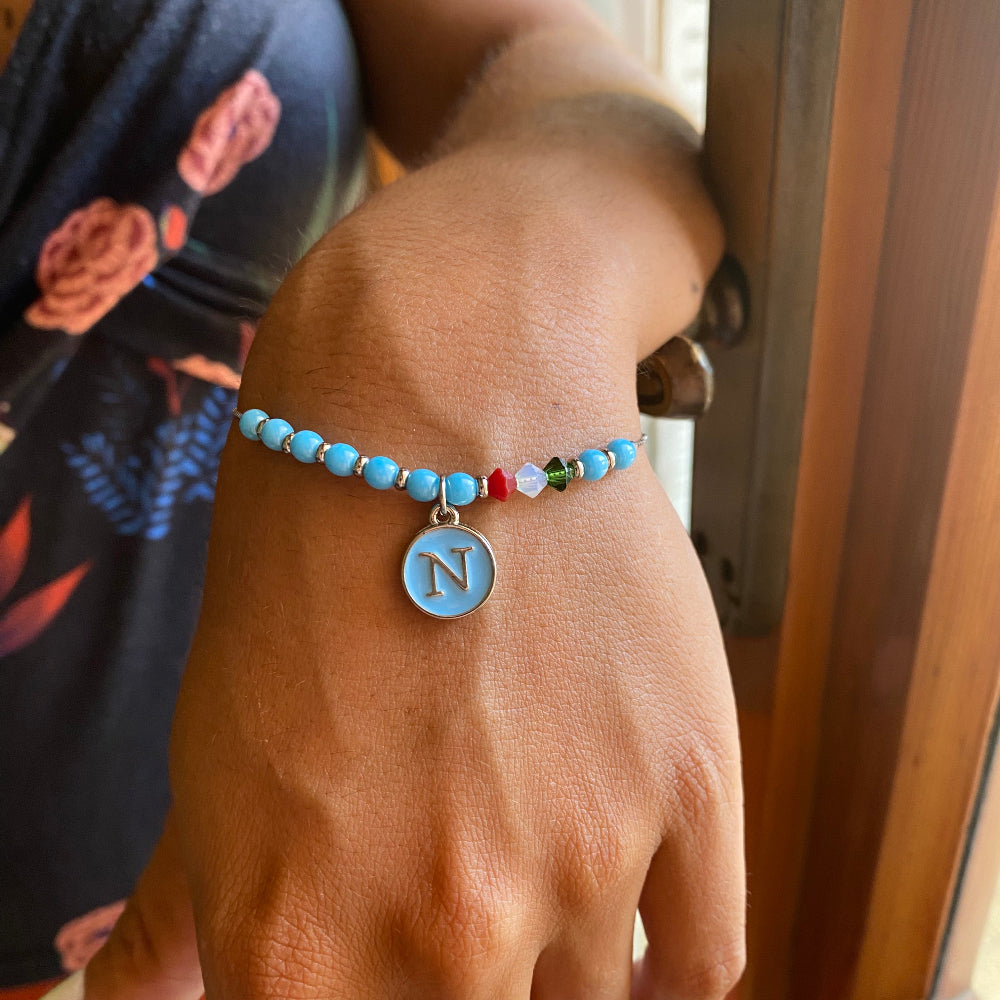 Modella indossa bracciale Forza Napoli ungioielloperte