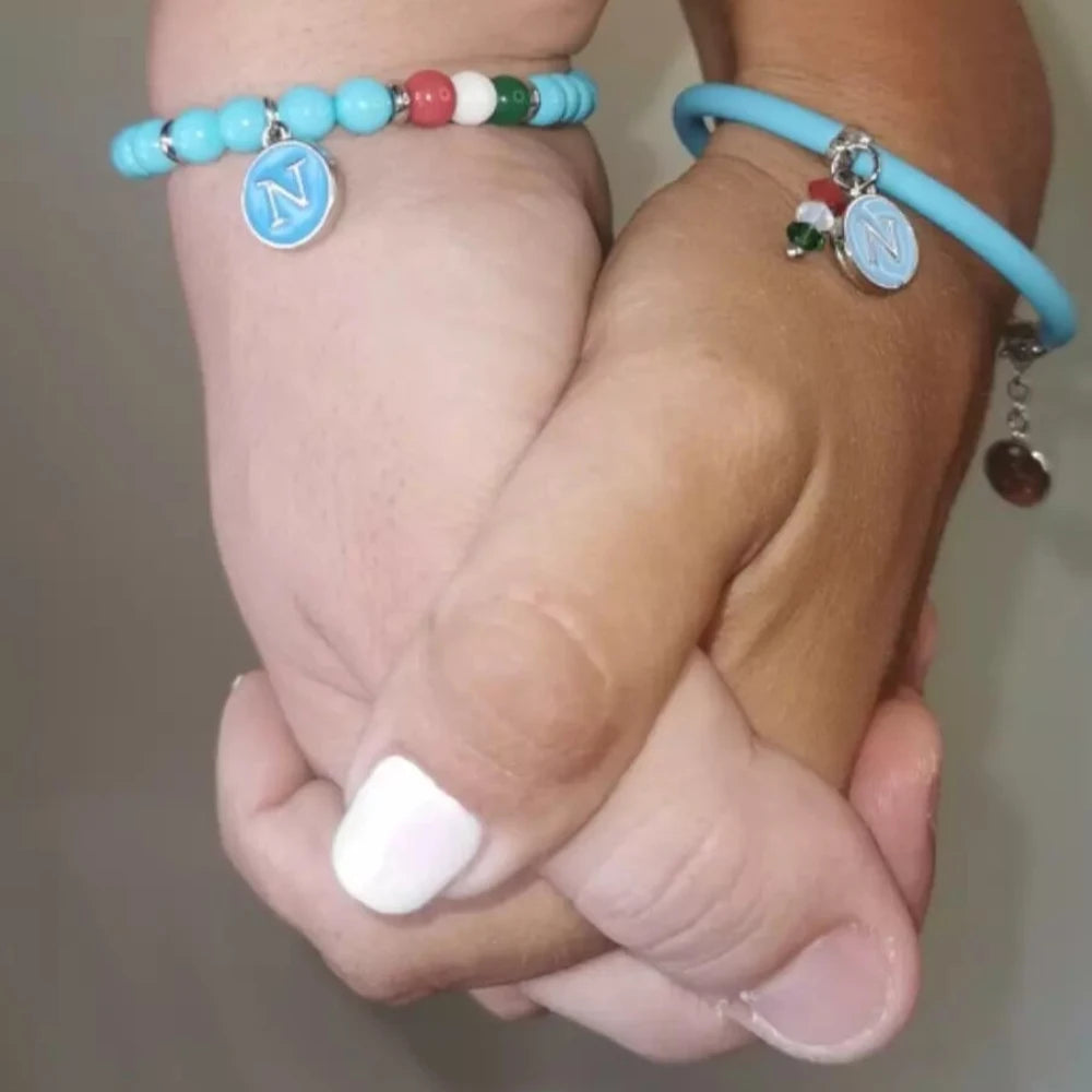 Modelli indossano bracciale Forza Napoli ungioielloperte