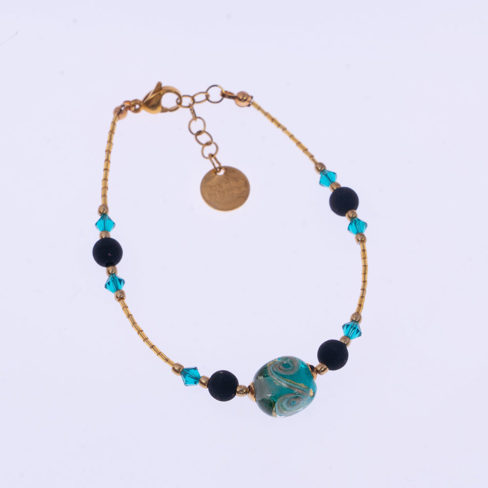 Bracciale di ungioielloperte.com con perle in pietra lavica, perla in vetro di Murano azzurra e cristalli Swarovski