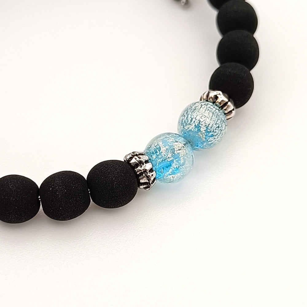 Dettaglio bracciale artigianale di ungioielloperte.com con perle in vetro di Murano azzurre e dettagli in argento