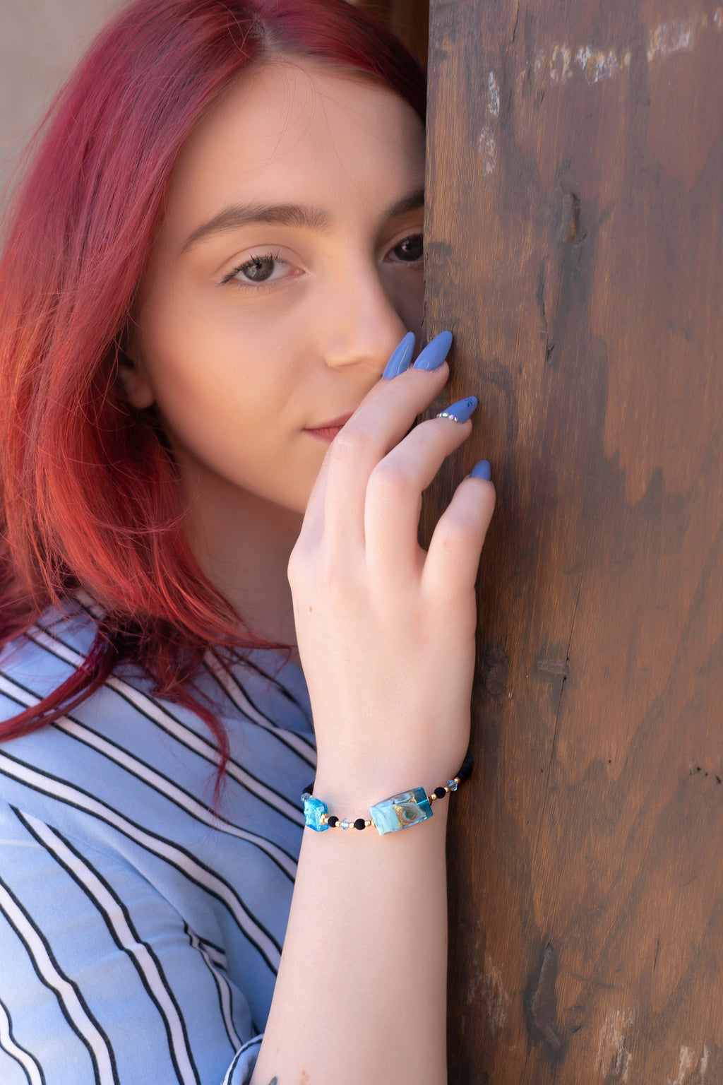 racciale in vetro murano azzurro di ungioielloperte indossato