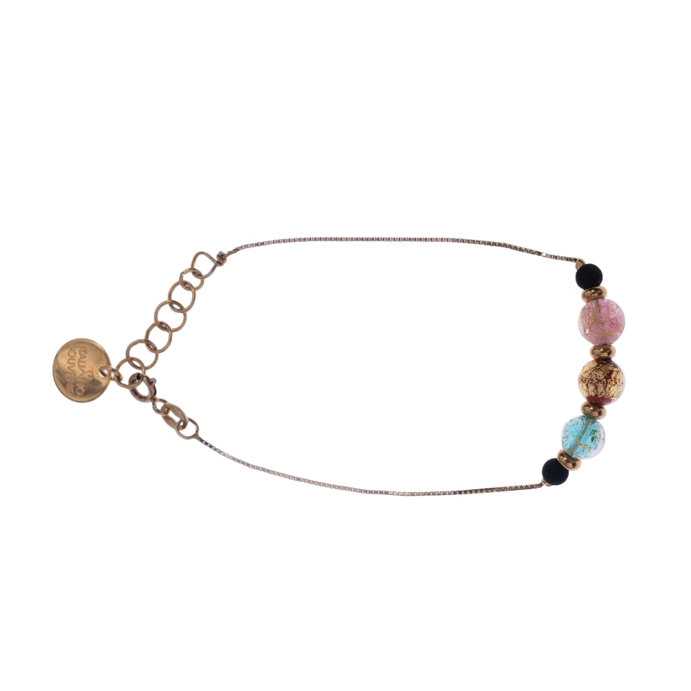 Bracciale di ungioielloperte.com con perle in vetro di Murano colorate, su sfondo bianco