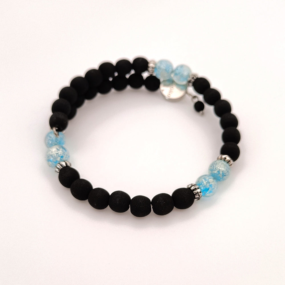 Bracciale pietra lavica sintetizzata e perle vetro murano blu di ungioielloperte in piano