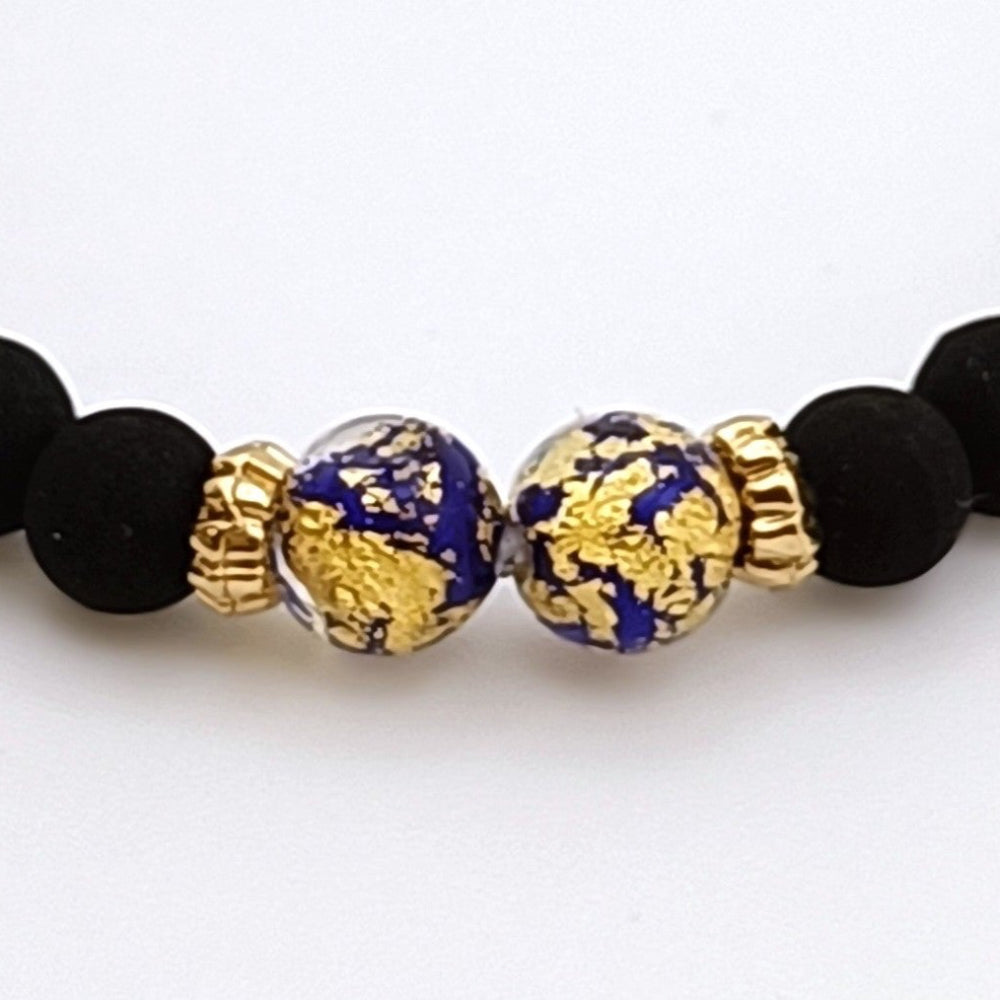 Dettaglio bracciale artigianale di ungioielloperte.com con perle in vetro di Murano blu e dettagli in oro