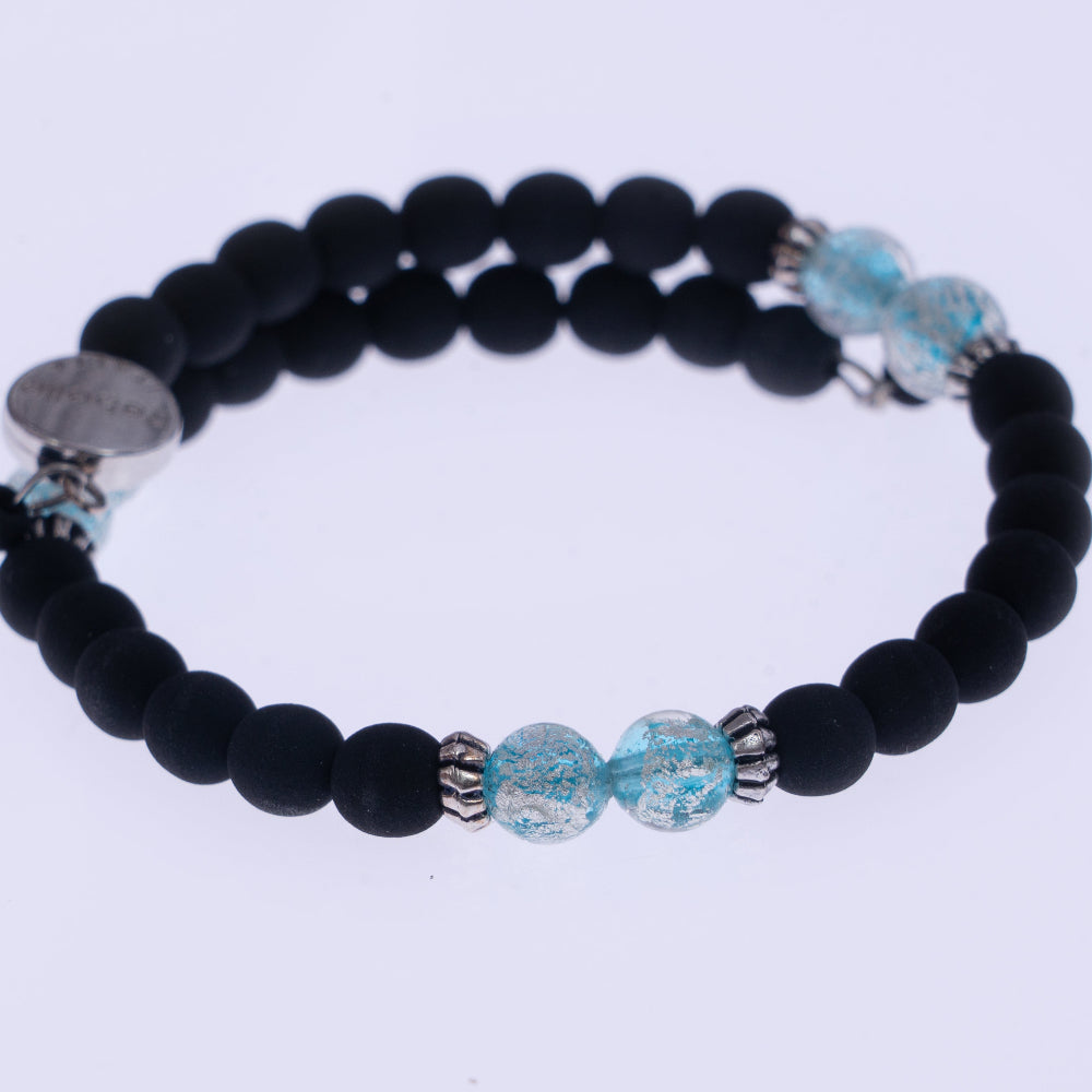 Bracciale pietra lavica sintetizzata e perle vetro murano blu di ungioielloperte in piano