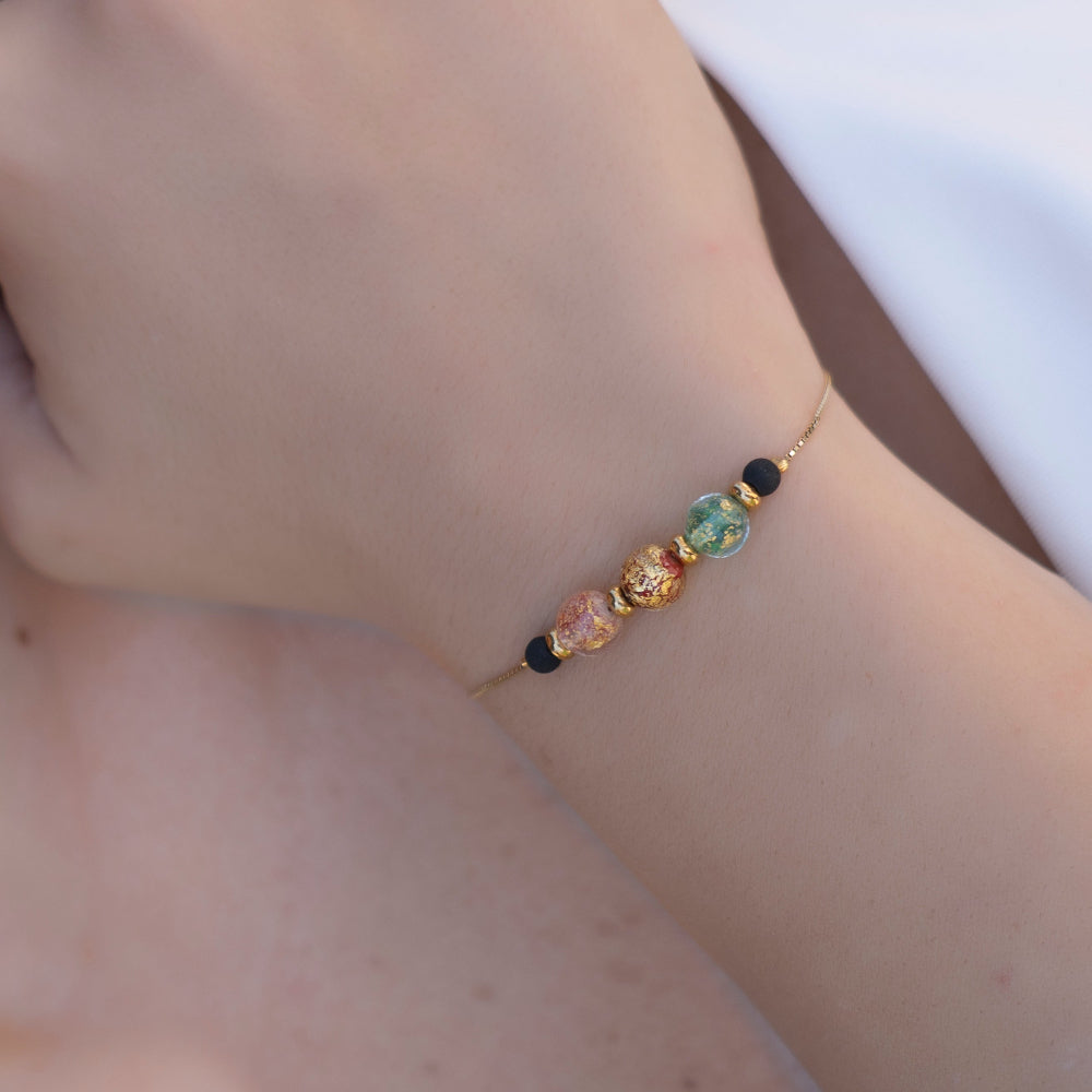 Dettaglio bracciale di ungioielloperte.com con perle in vetro di Murano e catena in metallo dorato