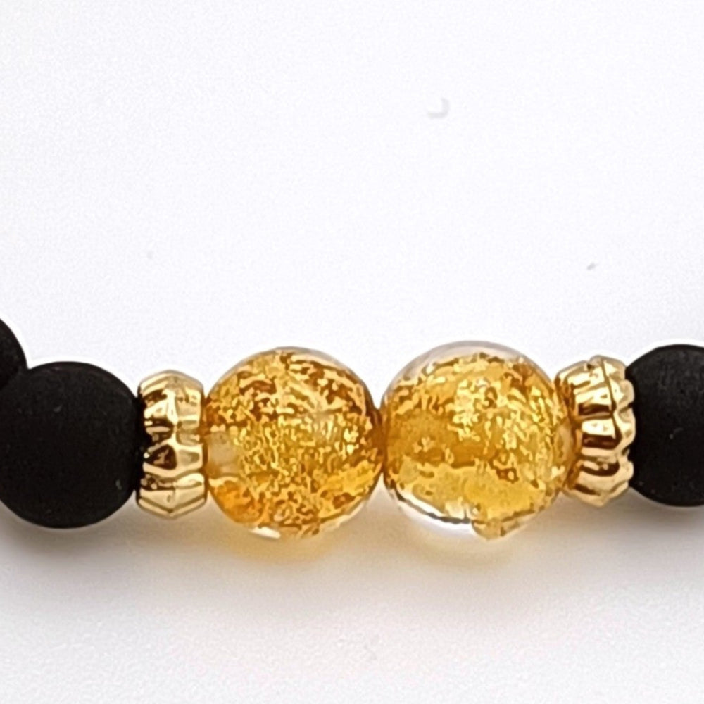 Dettaglio bracciale artigianale di ungioielloperte.com con perle in vetro di Murano giallo e dettagli in oro