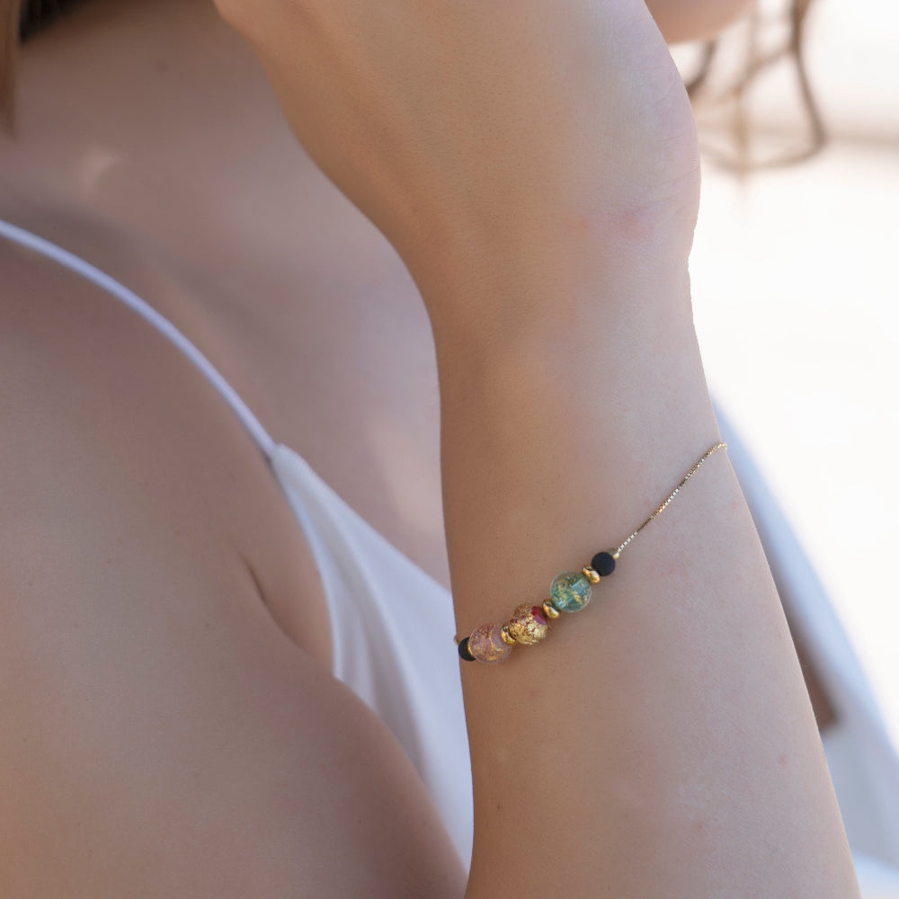 Bracciale di ungioielloperte.com con perle uniche in vetro di Murano, indossato