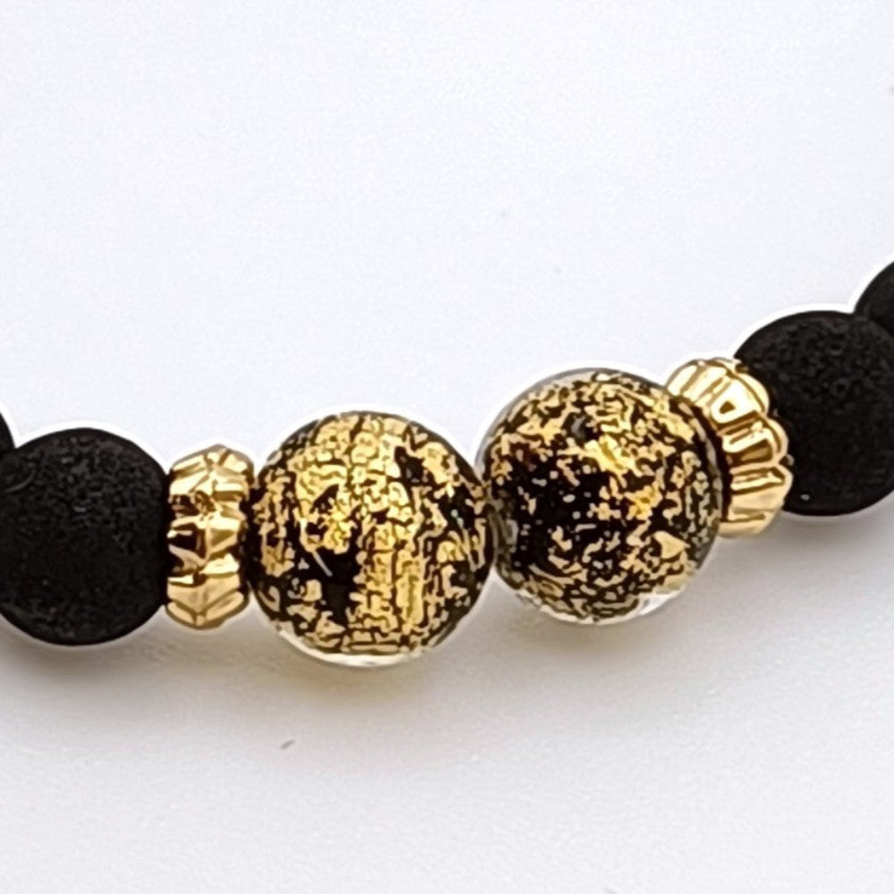 Dettaglio bracciale artigianale di ungioielloperte.com con perle in vetro di Murano nero e dettagli in oro