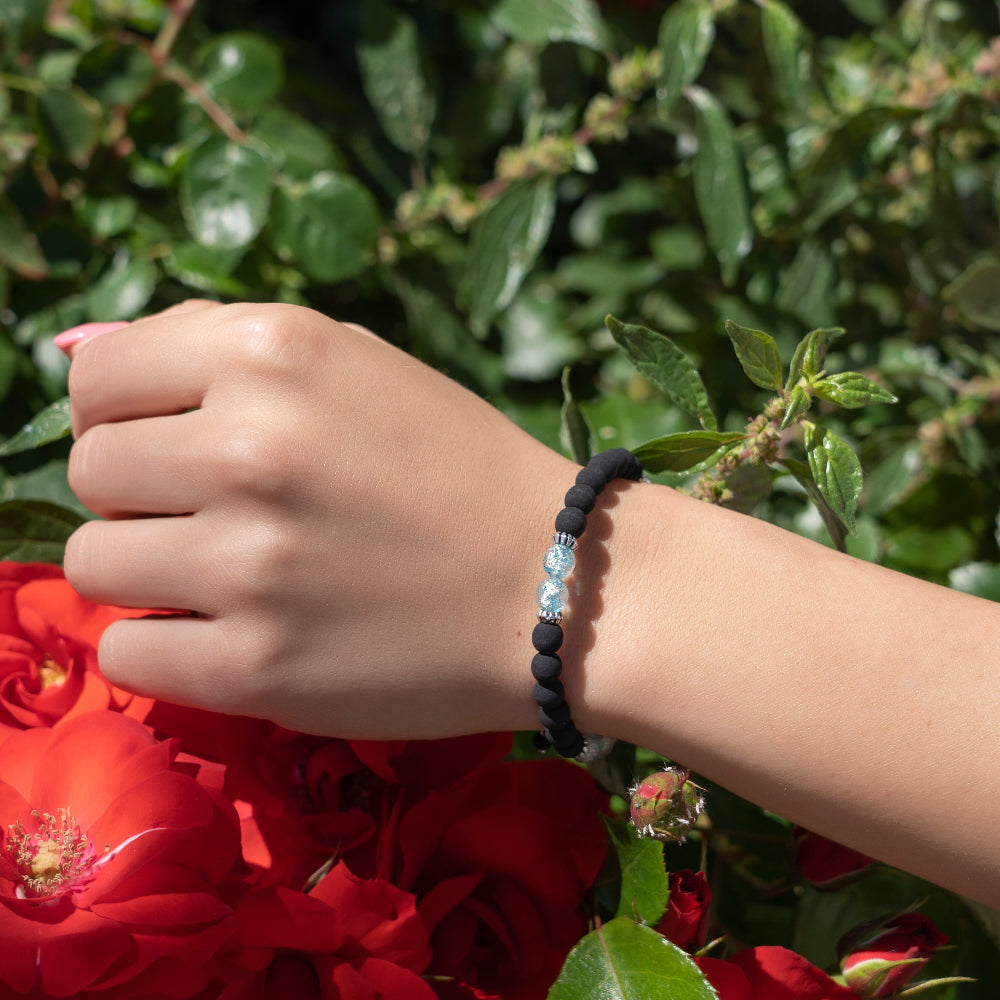 Bracciale pietra lavica sintetizzata e perla vetro murano di ungioielloperte indossato