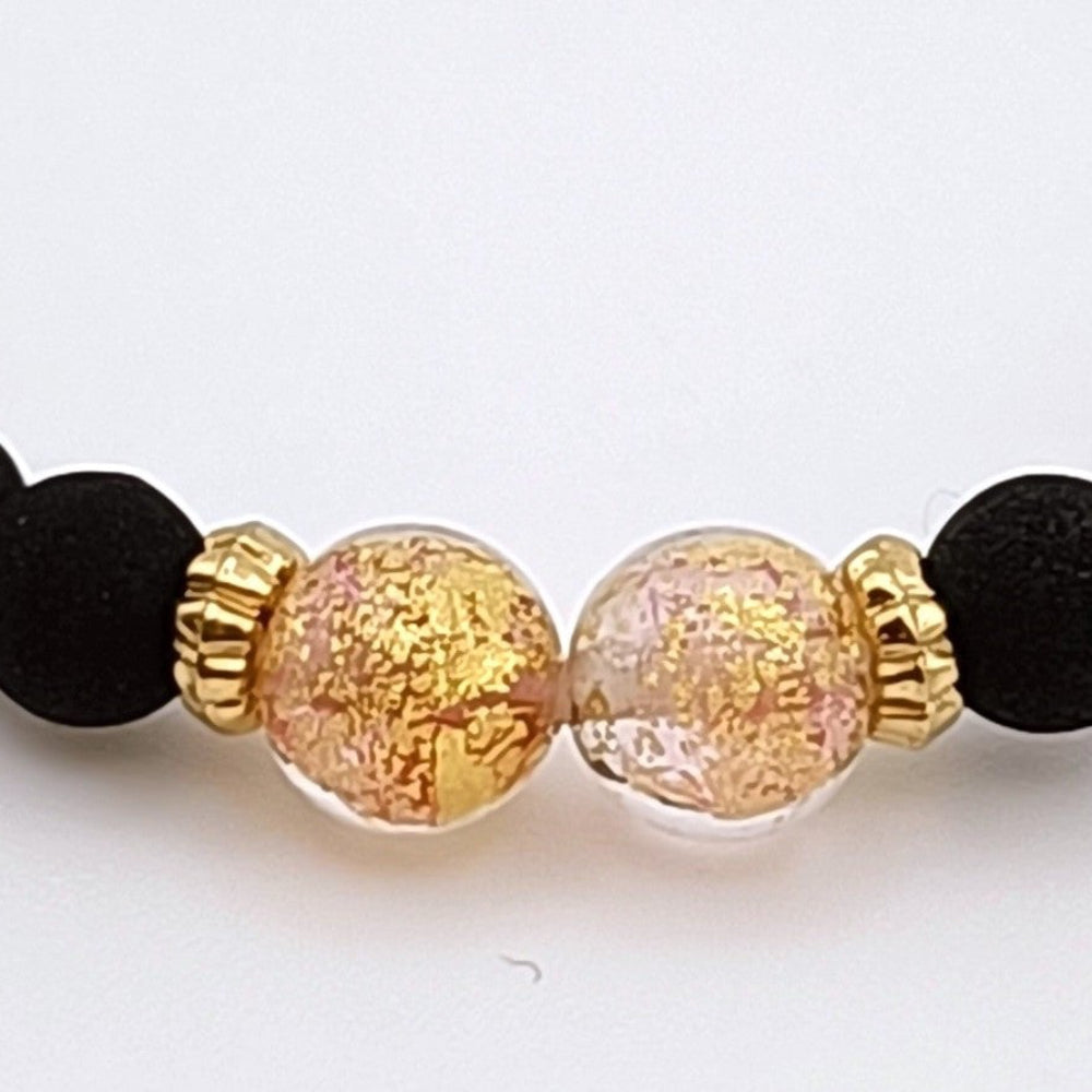 Dettaglio bracciale artigianale di ungioielloperte.com con perle in vetro di Murano rosa e dettagli in oro