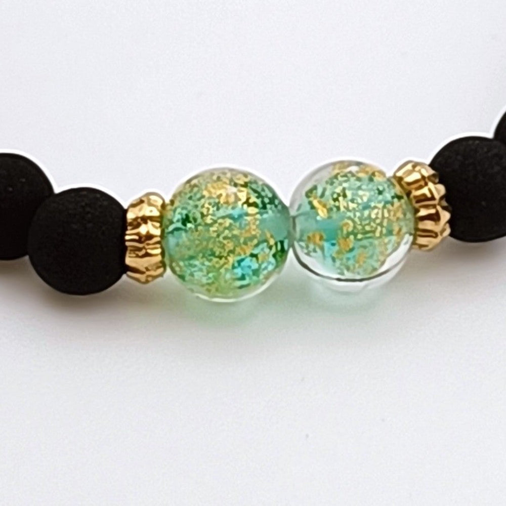 Dettaglio bracciale artigianale di ungioielloperte.com con perle in vetro di Murano verde e dettagli in oro