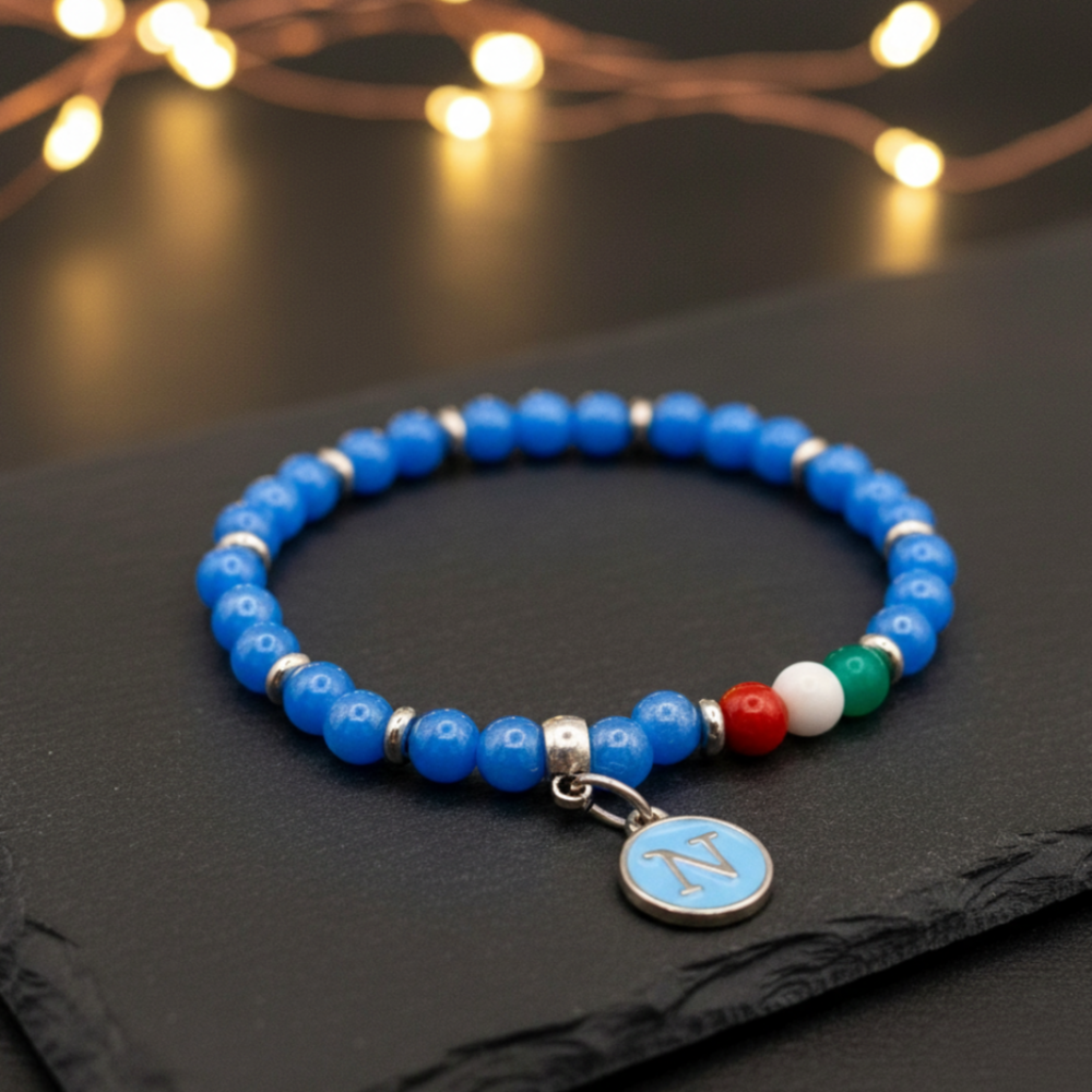 bracciale azzurro con perline e tricolore con ciondolo N