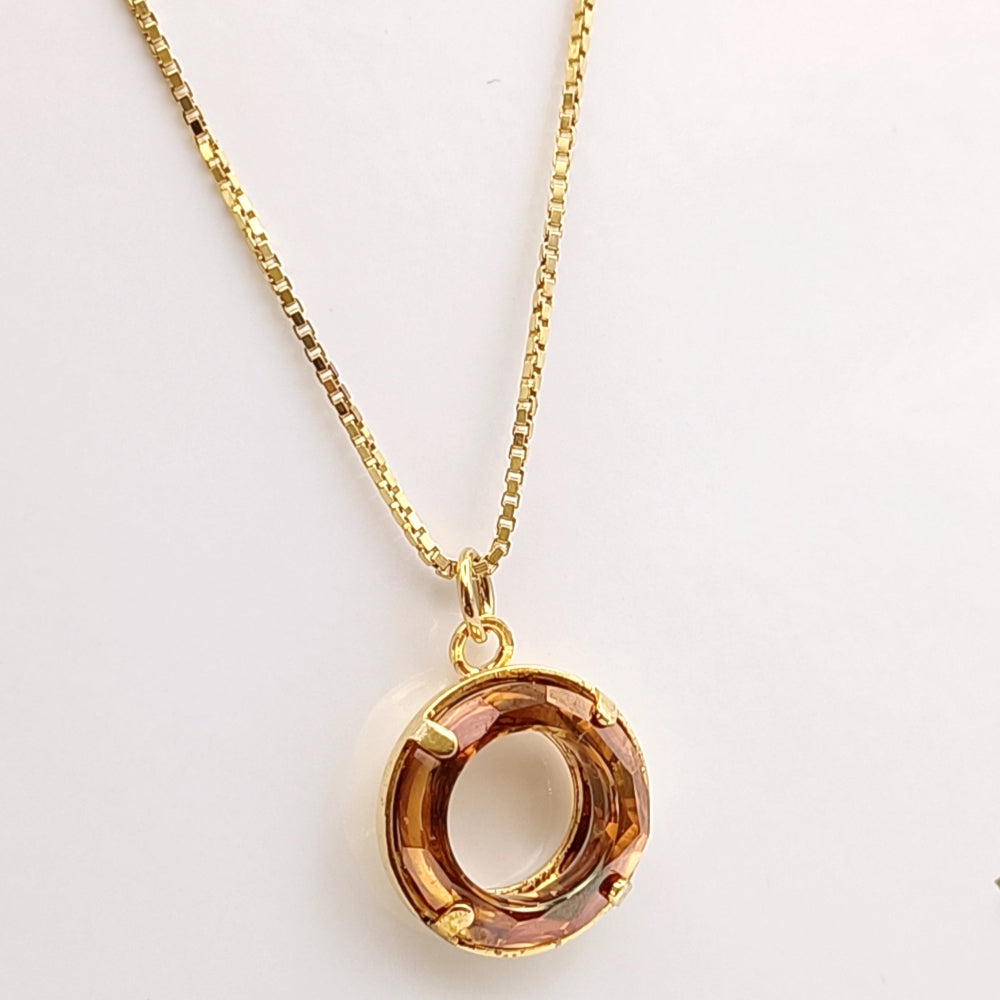 Dettaglio ciondolo cerchio con cristallo Swarovski ambra made in Italy