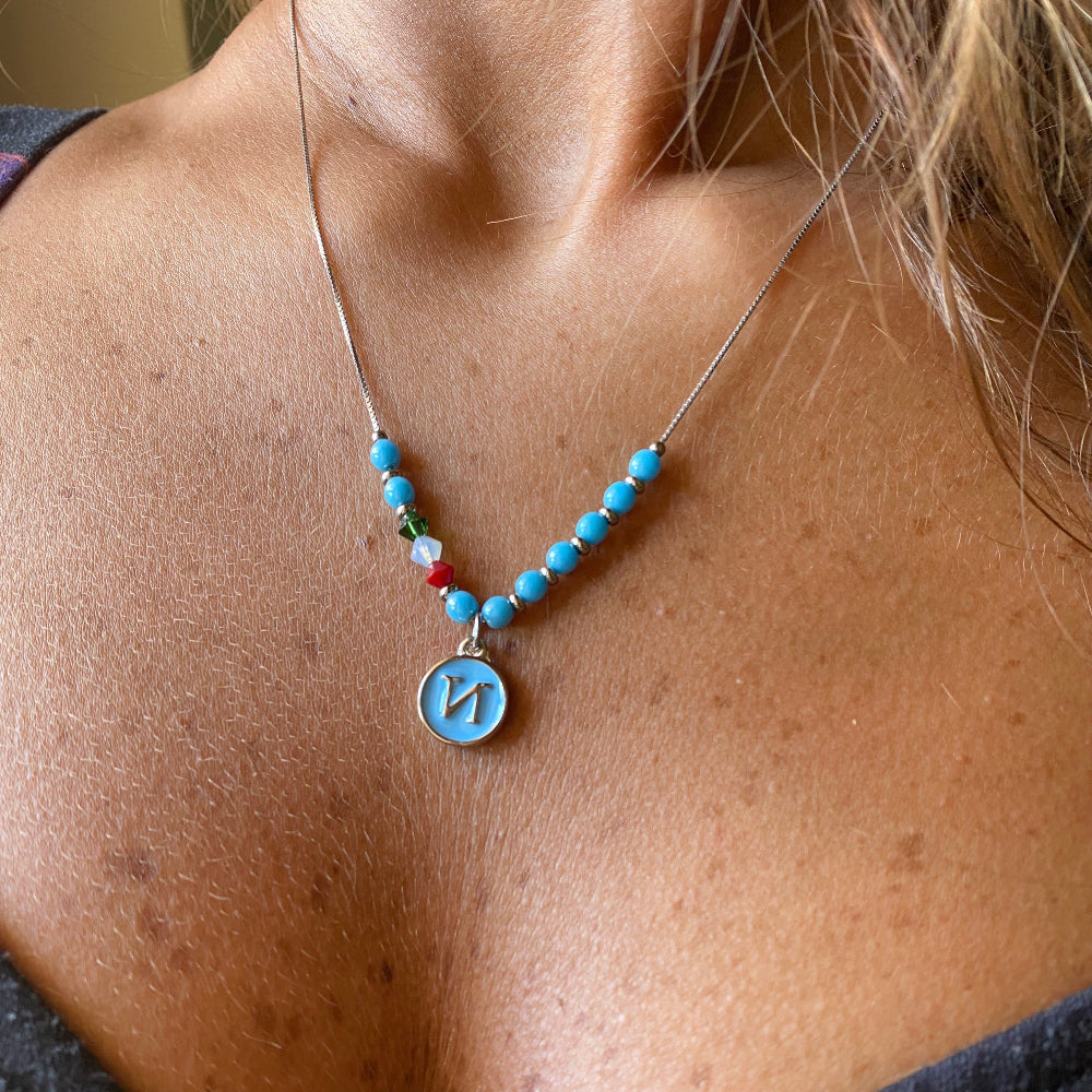 Collana Forza Napoli con tricolore indossato da modella - ungioielloperte