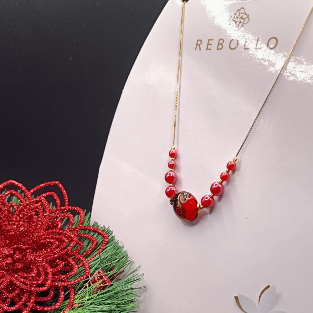 Collana in vetro murano di colore rosso di ungioielloperte esposta
