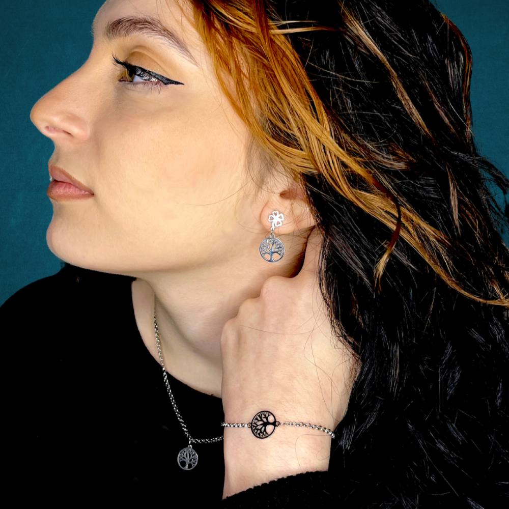 Donna che indossa set completo gioielli albero della vita con collana, bracciale e orecchini in metallo argentato