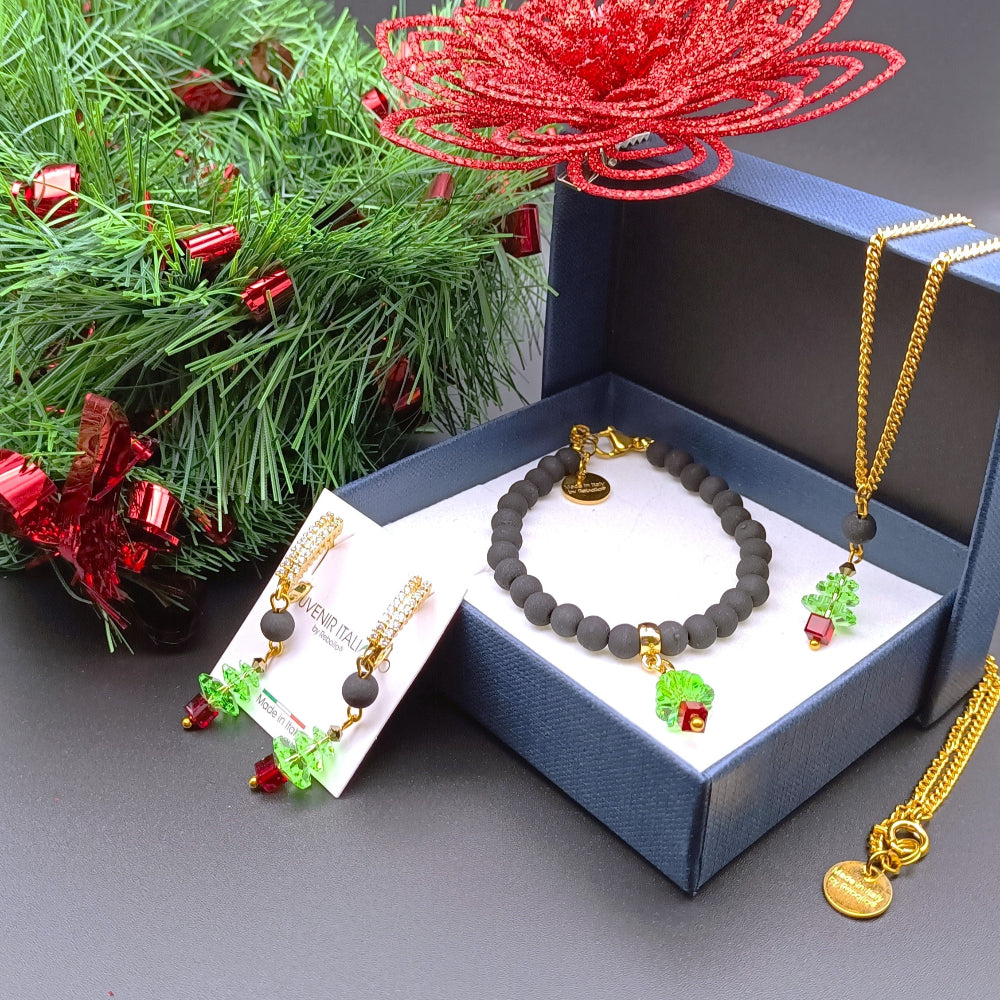 Set regalo gioielli artigianali natalizi: bracciale, orecchini e collana in pietra lavica e vetro di Murano con ciondoli albero di Natale