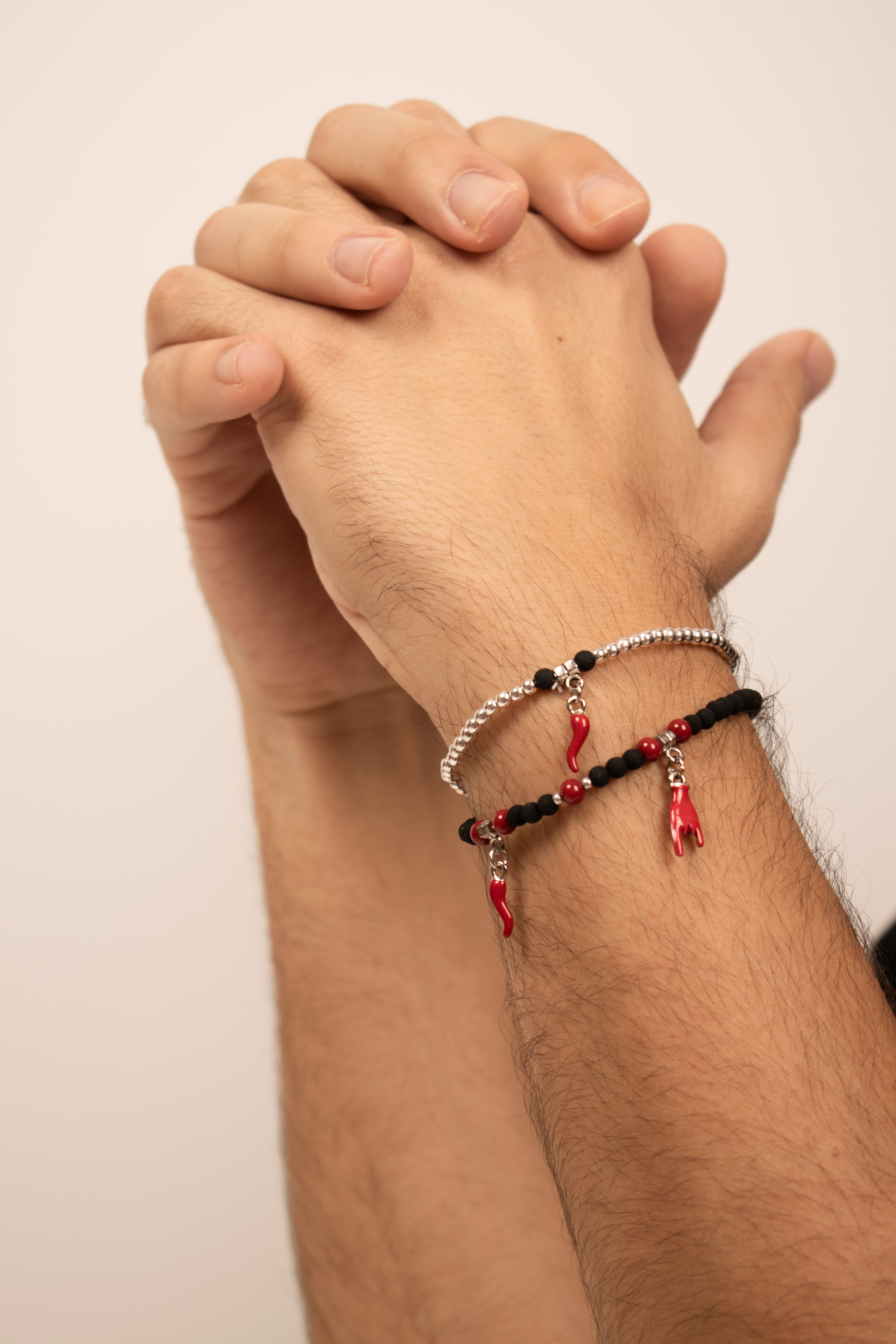 Bracciali portafortuna napoletani con cornetto rosso e pietra lavica