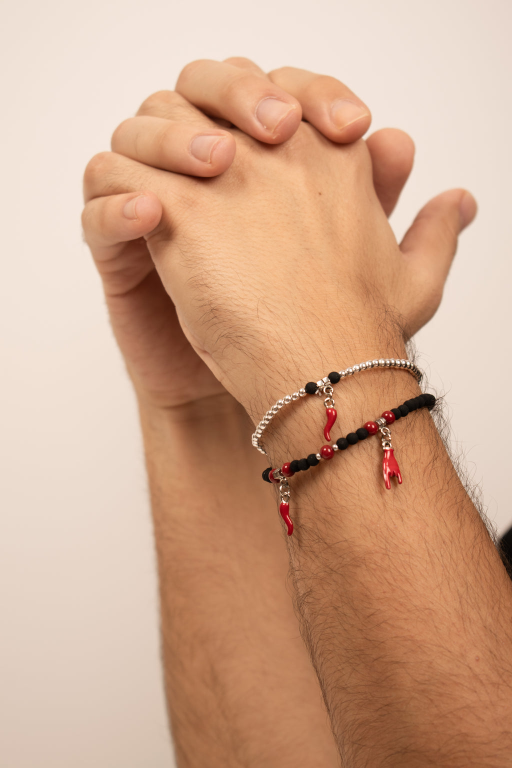 Coppia di bracciali portafortuna con pietra lavica nera e cornetto rosso amuleto napoletano fatto a mano