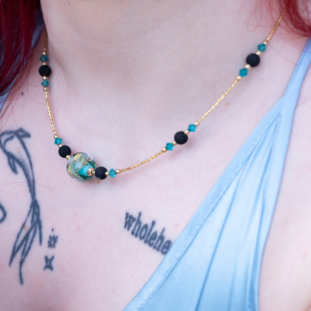 Modella con collana di vetro di Murano by ungioielloperte, sguardo laterale e capelli rossi