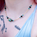 Modella con collana di vetro di Murano by ungioielloperte, sguardo laterale e capelli rossi