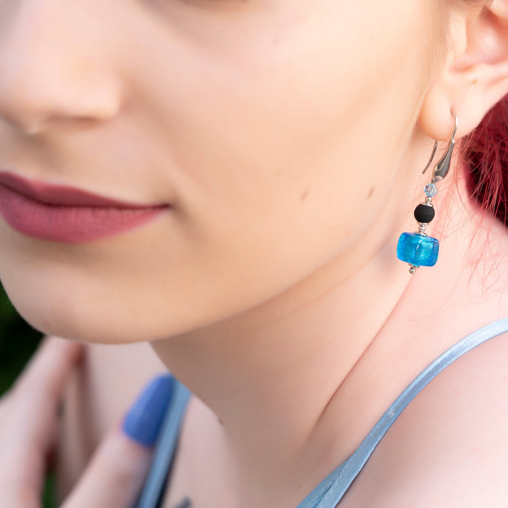 Modella indossa orecchini in argento con pietra lavica e Murano - ungioielloperte