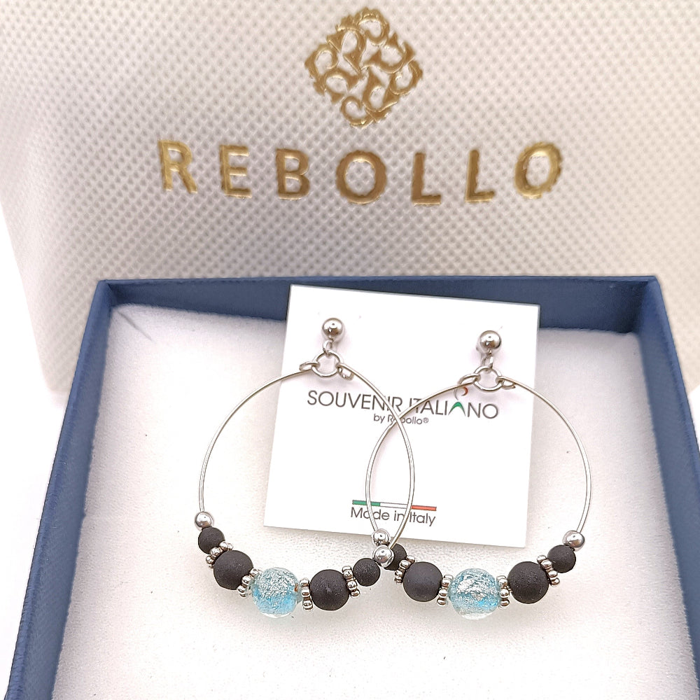 Orecchini a cerchio pietra lavica celeste e oro, brand Rebollo - ungioielloperte