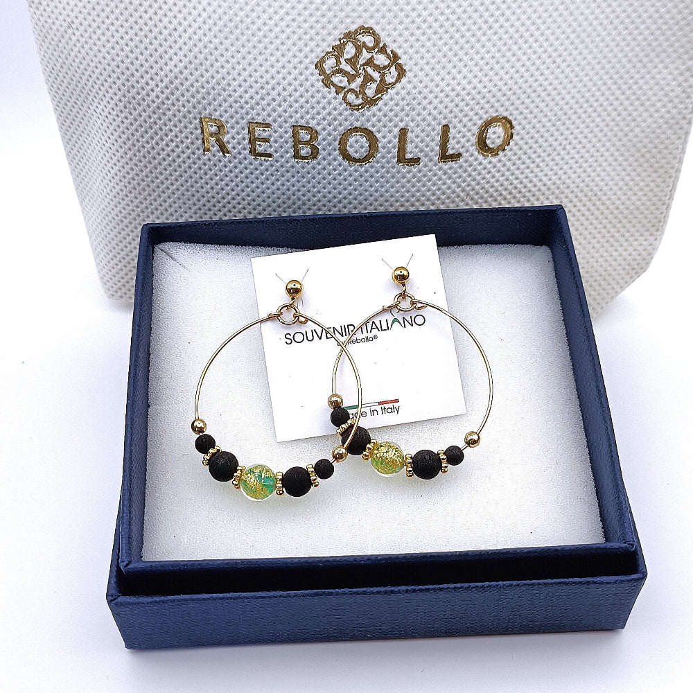Orecchini a cerchio verde e oro pietra lavica, brand Rebollo - ungioielloperte