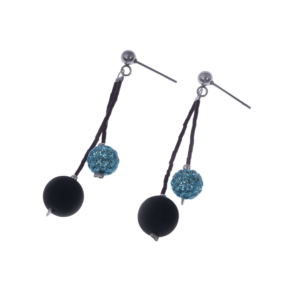 Orecchini pendenti di ungioielloperte.com con perle in pietra lavica e cristalli Swarovski azzurri