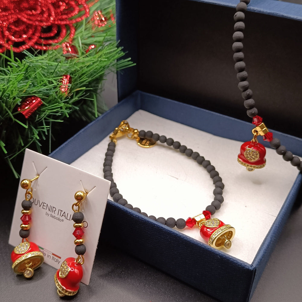 Set di gioielli con perle di lava nera e campanella rossa: collana, bracciale e orecchini abbinati.