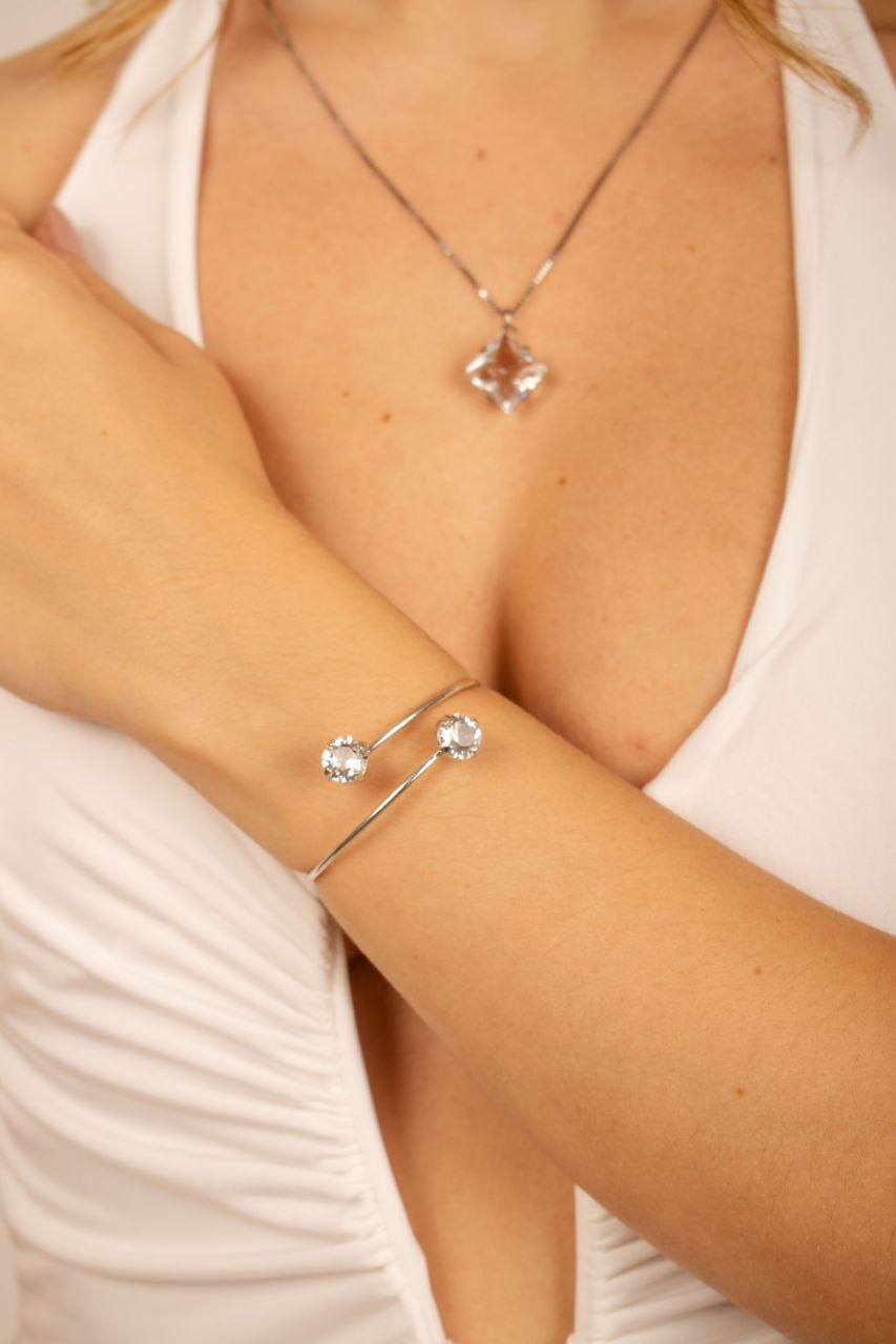 Dettaglio bracciale rigido cristalli Swarovski verdi Giamas - artigianato italiano